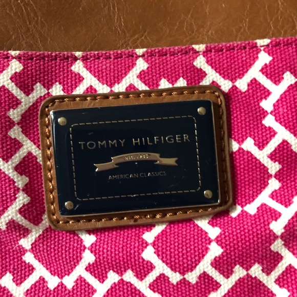Tommy Hilfiger purse - Picture 2 of 12